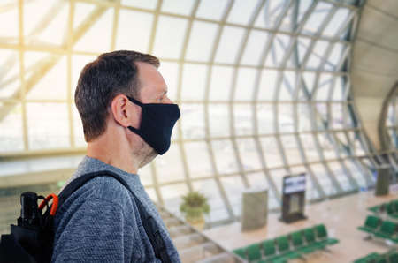 This airport requires passengers to wear protective face masks.の写真素材