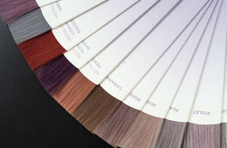 Samples of professional hair dye in a hairdressing salon. Hair coloring in a beauty salon. Hair dye kit on board with hair samples of different colors. high quality photoの写真素材