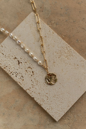 Elegant pearl necklace on beige background, top view. Space for textの写真素材