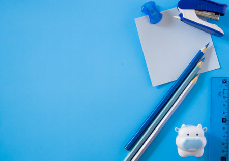 Stylish school supplies design for the new school year on pastel background.Bold and fun look for youth education, marketing or kids content. No people, playful and energetic aesthetic.の写真素材