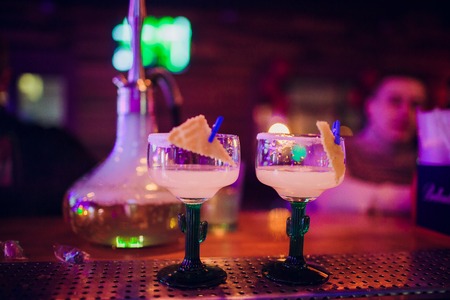 white russian cocktail isolated does the barman of the handの写真素材