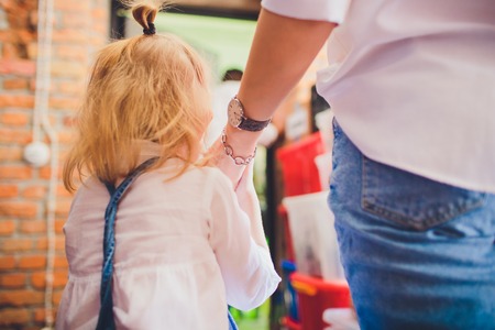 hands mom braid daughterの写真素材