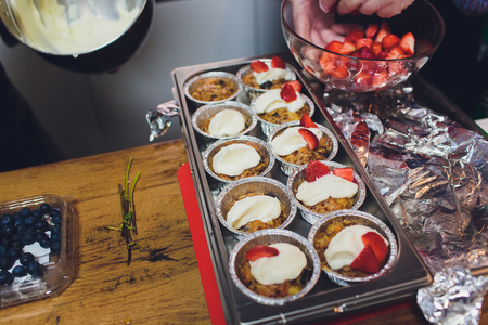 A chef decorates many plates of cake.の写真素材