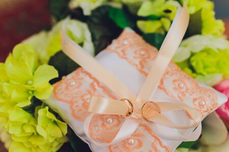 gold wedding rings on the pincushion close-upの写真素材