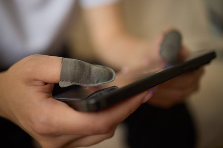 Grip gloves improve comfort and control for a better gaming experience on mobile devices