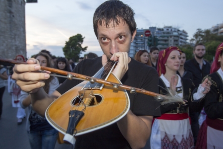 THESSALONIKI, GREECE - OCT 14, 2012: Unidentified Greek folklore musician - street parade during the event of のeditorial素材