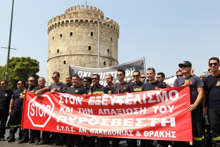 THESSALONIKI,GREECE - SEPT 08, 2012: Policemen, firefighters and port policeman protest in Thessaloniki against further cuts on their payroll のeditorial素材