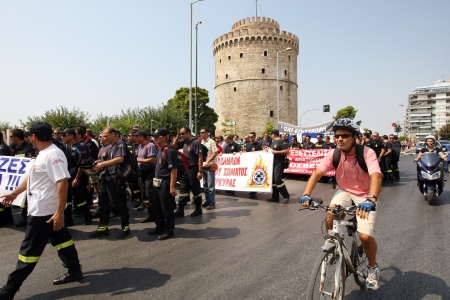 THESSALONIKI,GREECE - SEPT 08, 2012: Policemen, firefighters and port policeman protest in Thessaloniki against further cuts on their payroll のeditorial素材