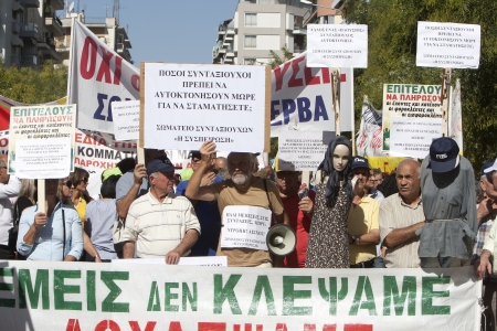 THESSALONIKI, GREECE - SEPT 26, 2012:  Greek protesters of of the General Confederation of Greek Workers demonstrate against yet more job cuts and tax hikes のeditorial素材