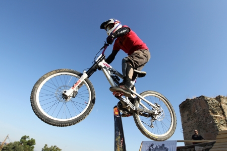 THESSALONIKI,GREECE - SEPT 30, 2012: Unidentified  bikers take part Yedi Kule Runaway competition in Thessaloniki during Urban Downhillのeditorial素材