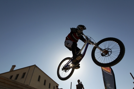 THESSALONIKI,GREECE - SEPT,30: Yedi Kule Runaway competition in Thessaloniki during Urban Downhill on September 30, 2012 in Thessaloniki, Greece.のeditorial素材
