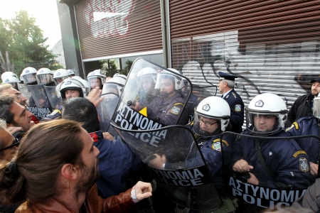 THESSALONIKI,GREECE - NOV,15 2012 : Municipal workers clash with riot police during a demonstration against the presence of German Deputy Labor minister Hans-Joachim Fuchtel in Thessaloniki on 15 November, 2012 のeditorial素材