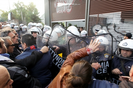 THESSALONIKI,GREECE - NOV,15 2012 : Municipal workers clash with riot police during a demonstration against the presence of German Deputy Labor minister Hans-Joachim Fuchtel in Thessaloniki on 15 November, 2012 のeditorial素材
