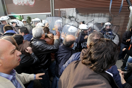 THESSALONIKI,GREECE - NOV,15 2012: Municipal workers clash with riot police during a demonstration against the presence of German Deputy Labor minister Hans-Joachim Fuchtel in Thessaloniki on 15 November, 2012 のeditorial素材