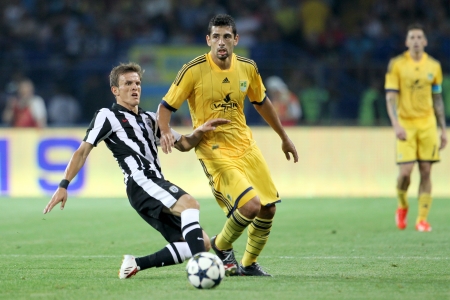 KHARKIV, UKRAINE -AUG 07:Lazar of PAOK (L) in action with Souza of METALIST (R) during the UEFA Champions League soccer match METALIST vs PAOK at Metalist Arena on August 07,2013 in Kharkiv, Ukraine.のeditorial素材