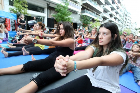 THESSALONIKI, GREECE - SEPT 22 : People perform yoga training during the Day without Car outdoor activities on September 22, 2013 Thessaloniki, Greece.のeditorial素材