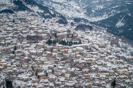 Aerial view of the snowy Metsovo is a town in Epirus, in the mountains of Pindus in northern Greece and attracts many visitorsの写真素材