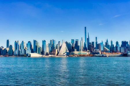 Scenic view of the New York Manhattan skyline seen from across the Hudson River in Edgewater, New Jerseyの写真素材