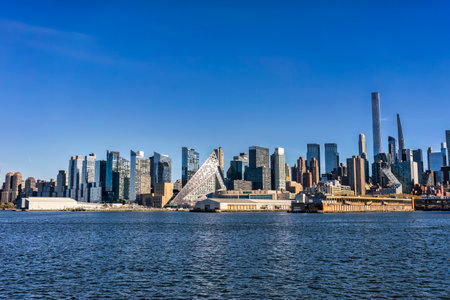 Scenic view of the New York Manhattan skyline seen from across the Hudson River in Edgewater, New Jerseyの写真素材