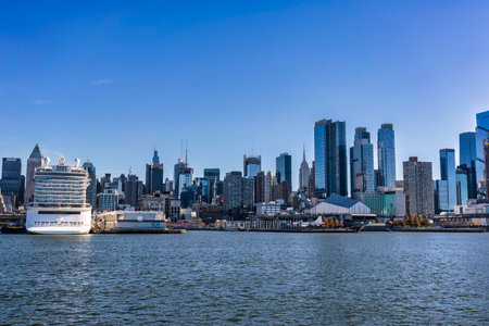 Scenic view of the New York Manhattan skyline seen from across the Hudson River in Edgewater, New Jerseyの写真素材