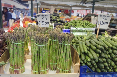Asparagus bunches in an Italian vegetable marketのeditorial素材