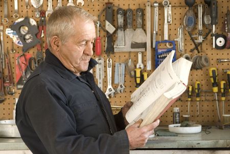 Older Mechanic Reading 01