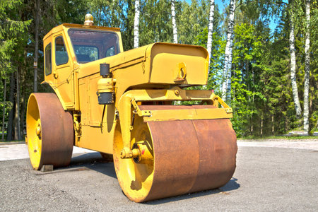 Big machine with its cylinder for smooth asphalt