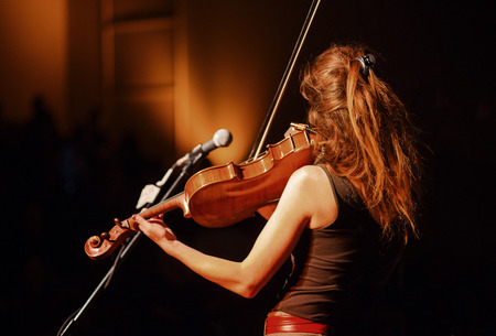 The violin player performing in the hallの写真素材