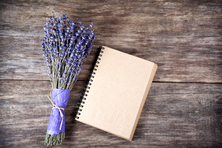 Note with lavender on wooden backgroundの写真素材