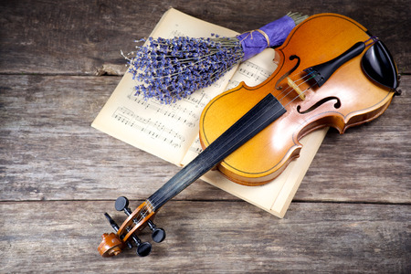 Vintage viola on sheet music backgroundの写真素材