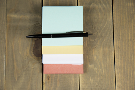 note on wood background with penの写真素材