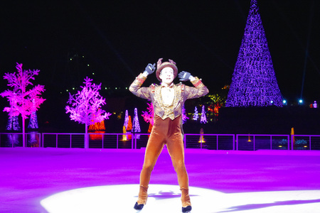 Orlando, Florida. November 17, 2018. Nice reindeer skating on ice at Christmas Show in International Drive area.のeditorial素材