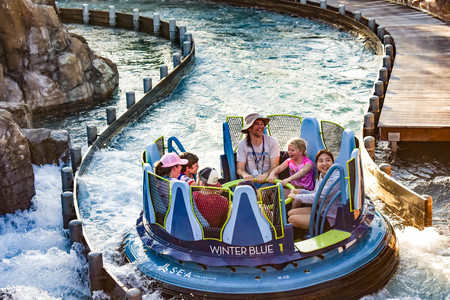 Orlando, Florida. December 19, 2018. People having fun the world's tallest drop in Infinity Falls at Seaworld in International Drive area (2)のeditorial素材