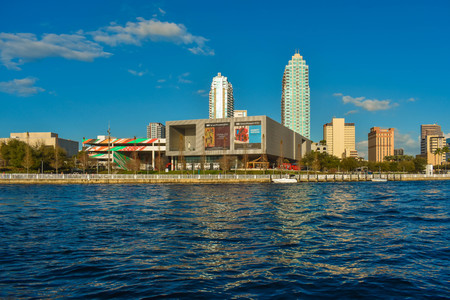 Tampa Bay, Florida. March 02, 2019. Tampa Museum of Art and skyscrapers over the Hillsborough river coast in downtown area (6)のeditorial素材