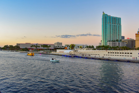 Tampa Bay, Florida. March 02, 2019. Panoramic view of Tampa Museum of Art, Riverwalk and Hillsborough river on sunset background in downtown area (1)のeditorial素材