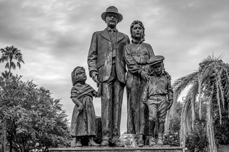 Tampa Bay, Florida July 12, 2019. Immigrant Family Statue in Centennial Park at Ybor Cityのeditorial素材