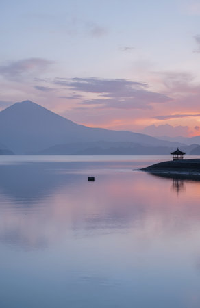 Sunset at Lake Kawaguchiko, Yamanashi, Japanの素材