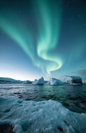 Aurora borealis over Jokulsarlon, Icelandの素材