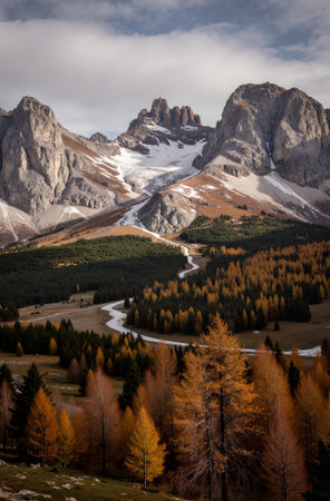 Autumn in the Dolomites, Italy. The Dolomites are a mountain range in northeastern Italy.の素材