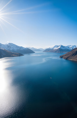 Natural landscape of New Zealand alps and lake with clear blue skyの素材