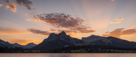 Sunset at Lake Misurina, Dolomites, Italyの素材