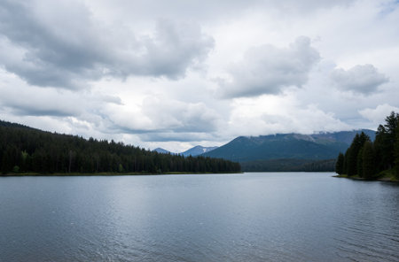Lake in Banff National Park, Alberta, Canada. The lake is surrounded by mountains.の素材