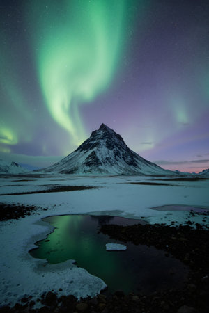 Aurora borealis over Kirkjufell mountain, Icelandの素材