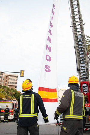 Malaga, Spain. 11th Apr 2020. Covid-19 Tribute applause to health personnel of the Hospital Carlos Haya of Málaga from local Police and Firemen.のeditorial素材