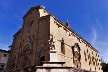 Arezzo Cathedral SS. Donato and Pietro exterior with the marble statue of Ferdinando Iのeditorial素材