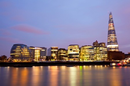  London City Hall Skylines along River Thames at Dusk, England UKのeditorial素材