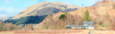 Panonrama Glenfinnan Viaduct Railway Station in Scotland UKのeditorial素材