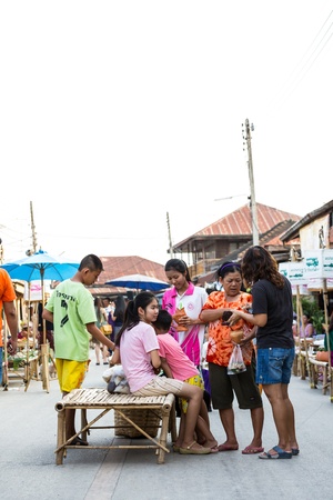 SUKHOTHAI, THAILAND - MAY 4 : Unidentified tourists are shopping and eating at Rim Yom 2437 night market on May 4, 2013 in Sukhothai, Thailand. Rim Yom 2437 Night Market is Sukhothai traditional night market open on first Saturday each month at Yom River のeditorial素材