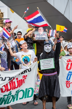 BANGKOK,THAILAND- JUNE 30 : Unidentified protesters, V for Thailand group, wear Guy Fawkes masks to protest government corruption on June 30,2013 in Bangkok,Thailand.のeditorial素材