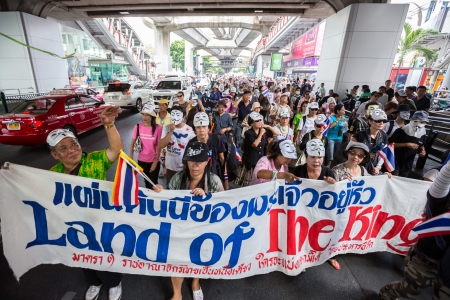 BANGKOK,THAILAND- JUNE 30 : Unidentified protesters, V for Thailand group, wear Guy Fawkes masks to protest government corruption on June 30,2013 in Bangkok,Thailand.のeditorial素材